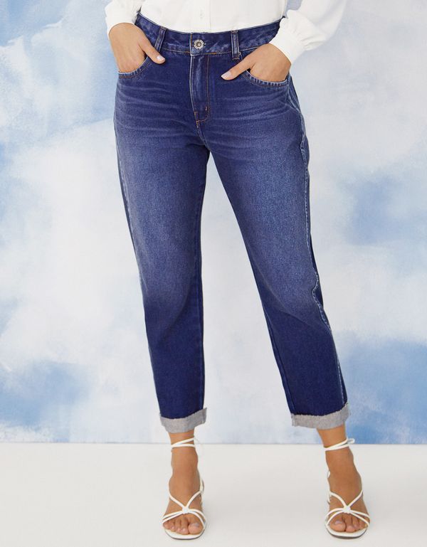 calça jeans com a barra dobrada