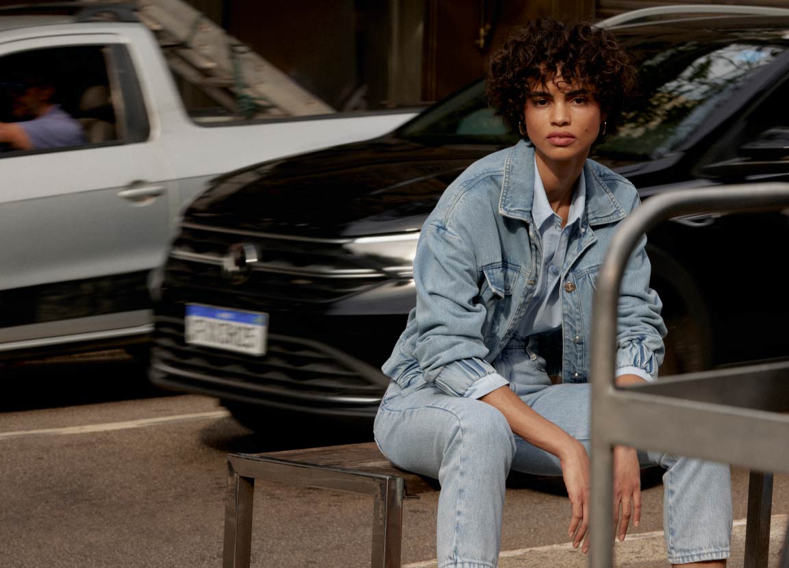 modelo com look all jeans, com jaqueta e calça, representando como combinar jaqueta jeans