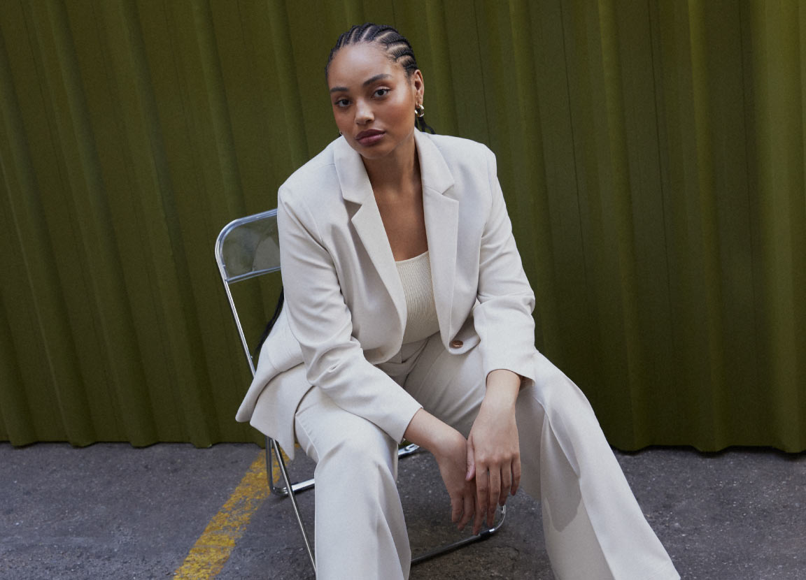 modelo posando com conjunto de alfaiataria incluindo blazer estruturado
