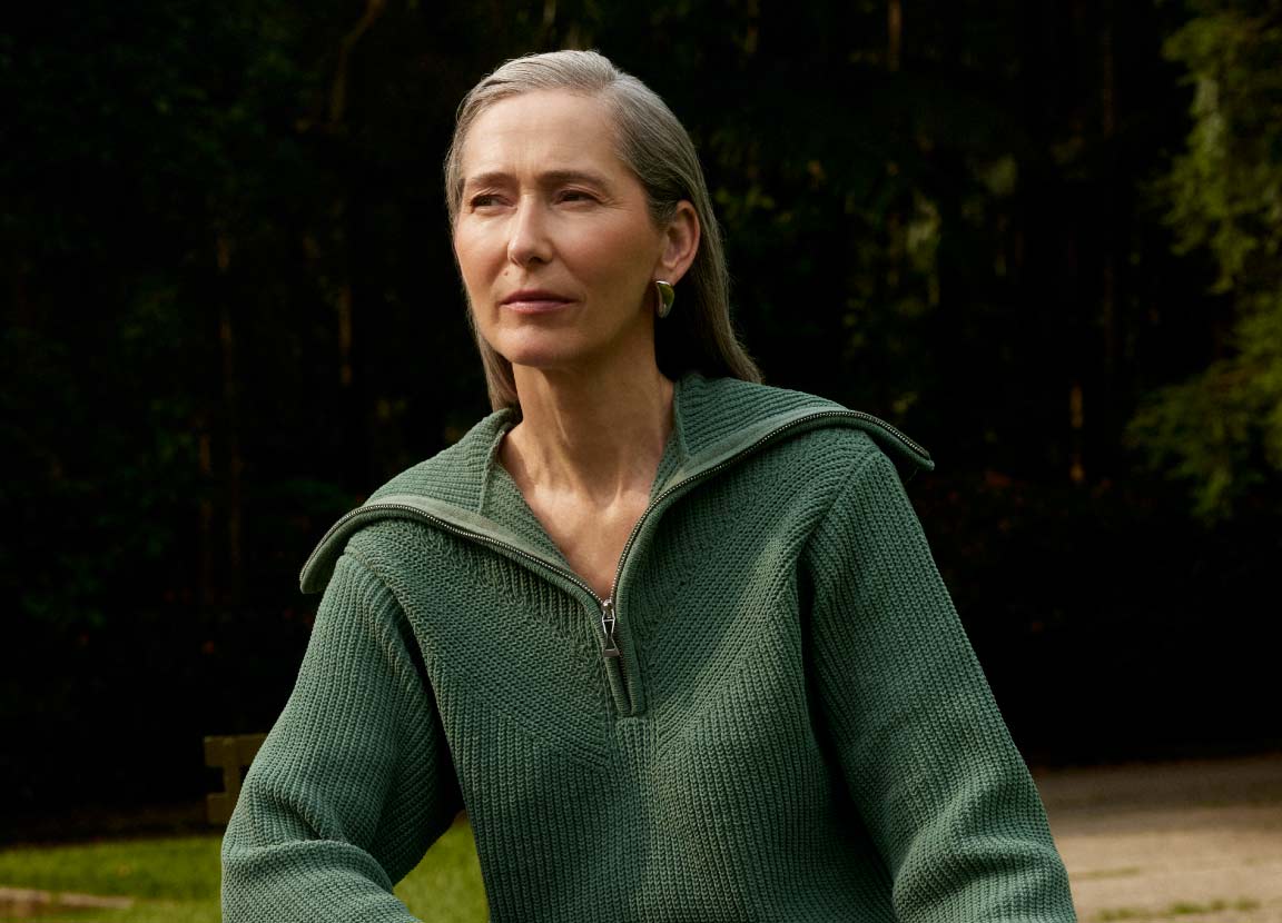 mulher com blusa de tricot verde com gola representando looks com tricot