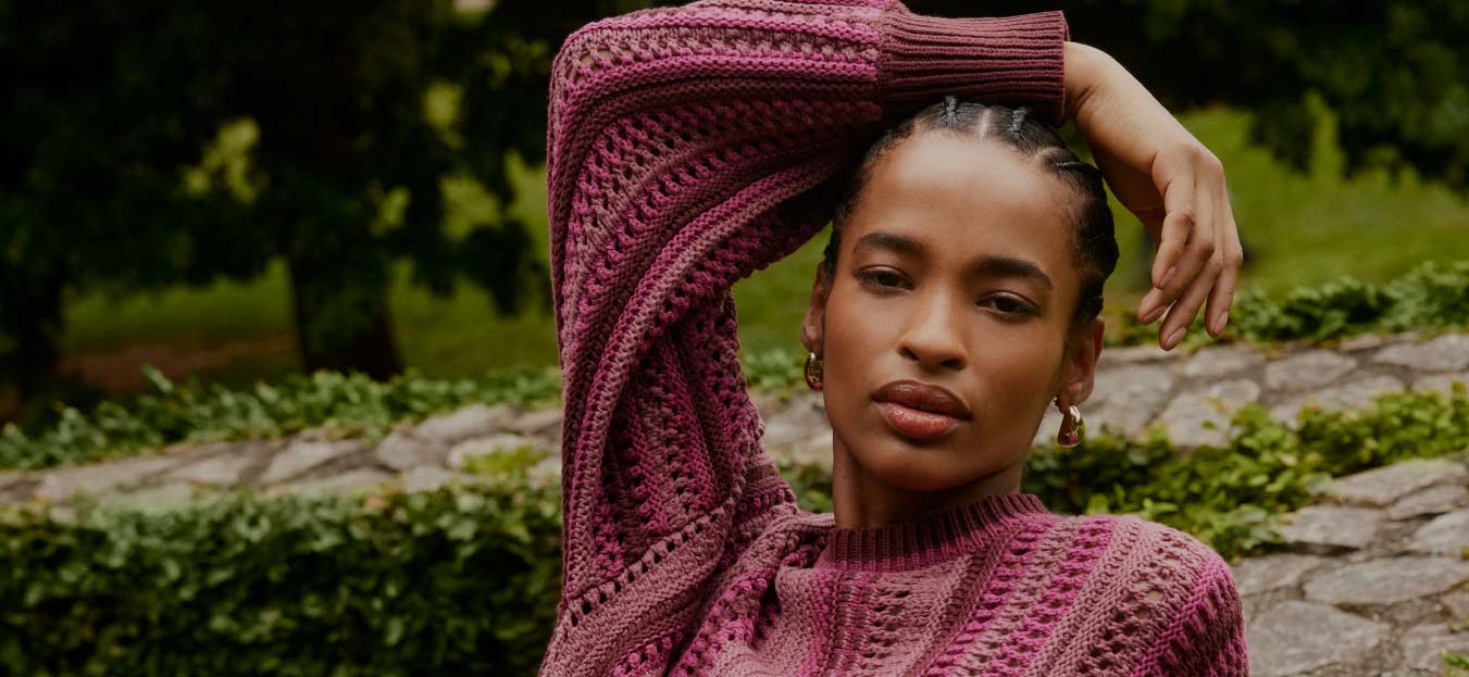 mulher com look com tricot lilás