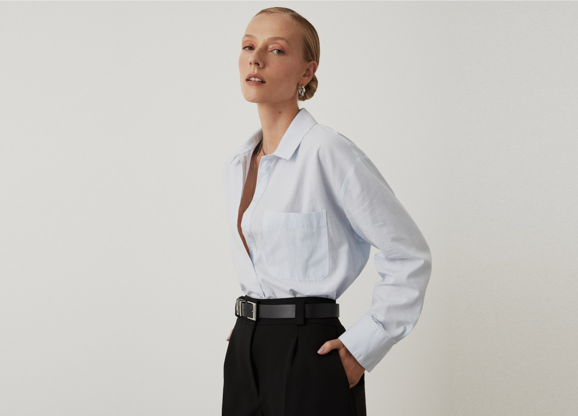 modelo de camisa social branca representando o que não pode faltar no guarda-roupa