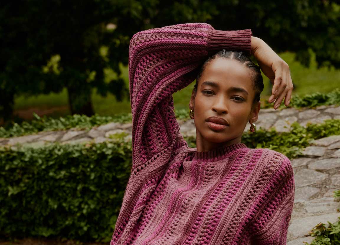 modelo com blusa de tricot representando o que não pode faltar no guarda-roupa