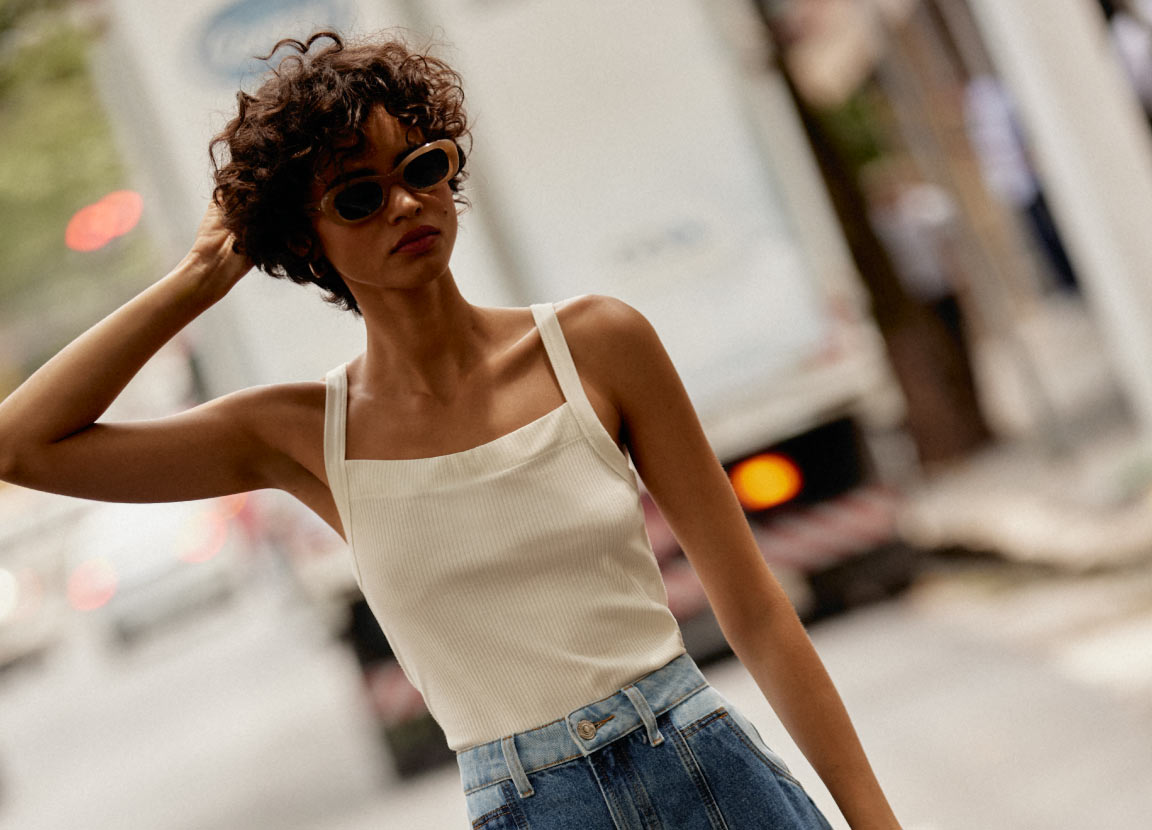 modelo com camistas branca leve representando tendências para verão 