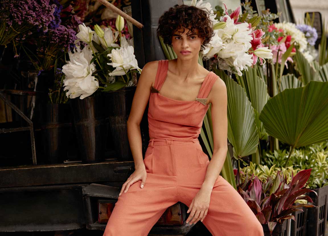modelo com macacão laranja representando tendências para verão