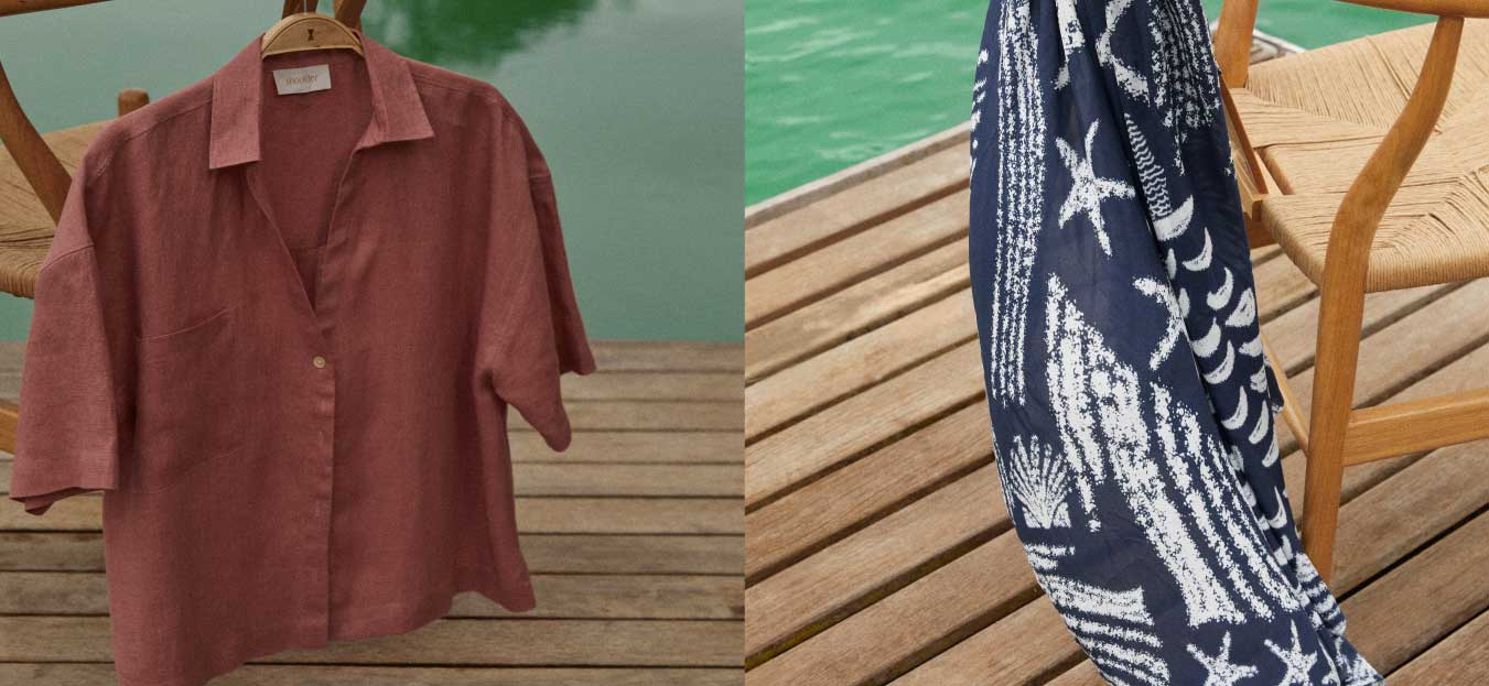 Montagem de duas peças de roupa: camisa rosa, e lenço azul e branco de praia.