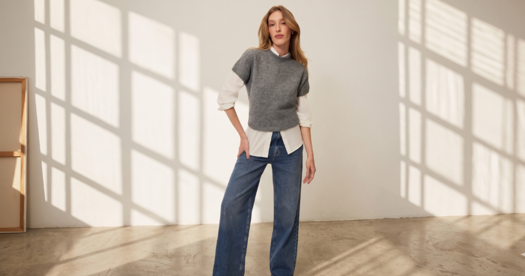 Como combinar tricot: ideias e truques de estilo para o dia a dia 2 mulher branca e loira usando uma sobreposição de tricot com alfaiataria