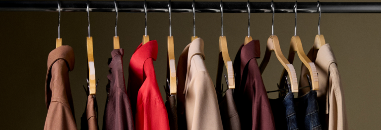 Guarda-roupa inteligente: 5 peças essenciais pra multiplicar seus looks e usar sempre